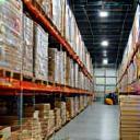 Rayonnages de colis prêts à partir du centre logistique.