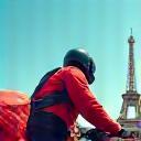 Moto de livraison rapide devant la Tour Eiffel.